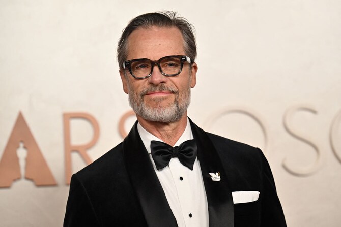 Guy Pearce wears ‘Free Palestine’ pin at Oscars