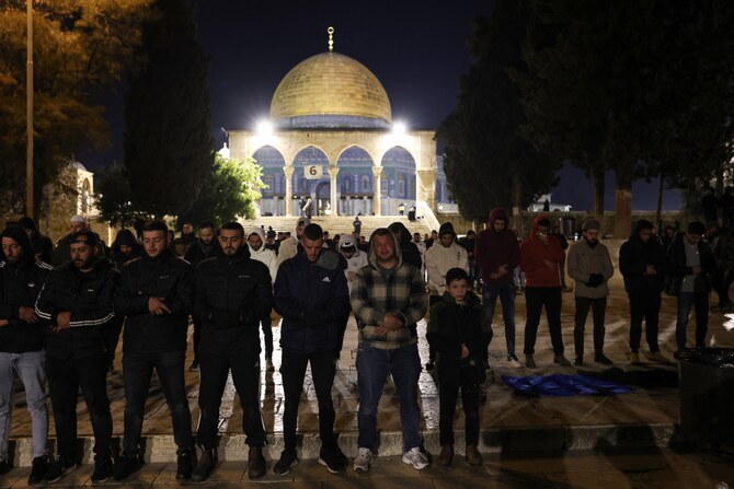 80,000 Palestinians perform Ramadan prayers at Al-Aqsa Mosque despite Israeli restrictions